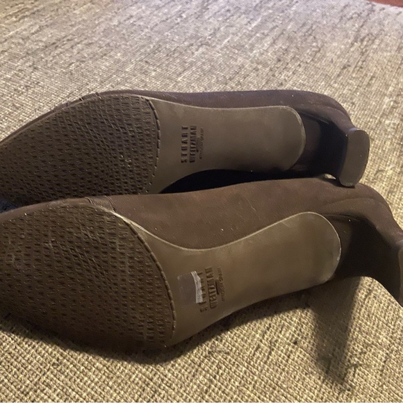 Stuart Weitzman Bandexsvelt Suede Pumps, Brown, 7M, never worn, made in Spain. - Picture 2 of 4